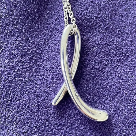 Tiffany & Co. Peretti “L” (1.5") with 18" Peretti chain - Picture 2 of 3